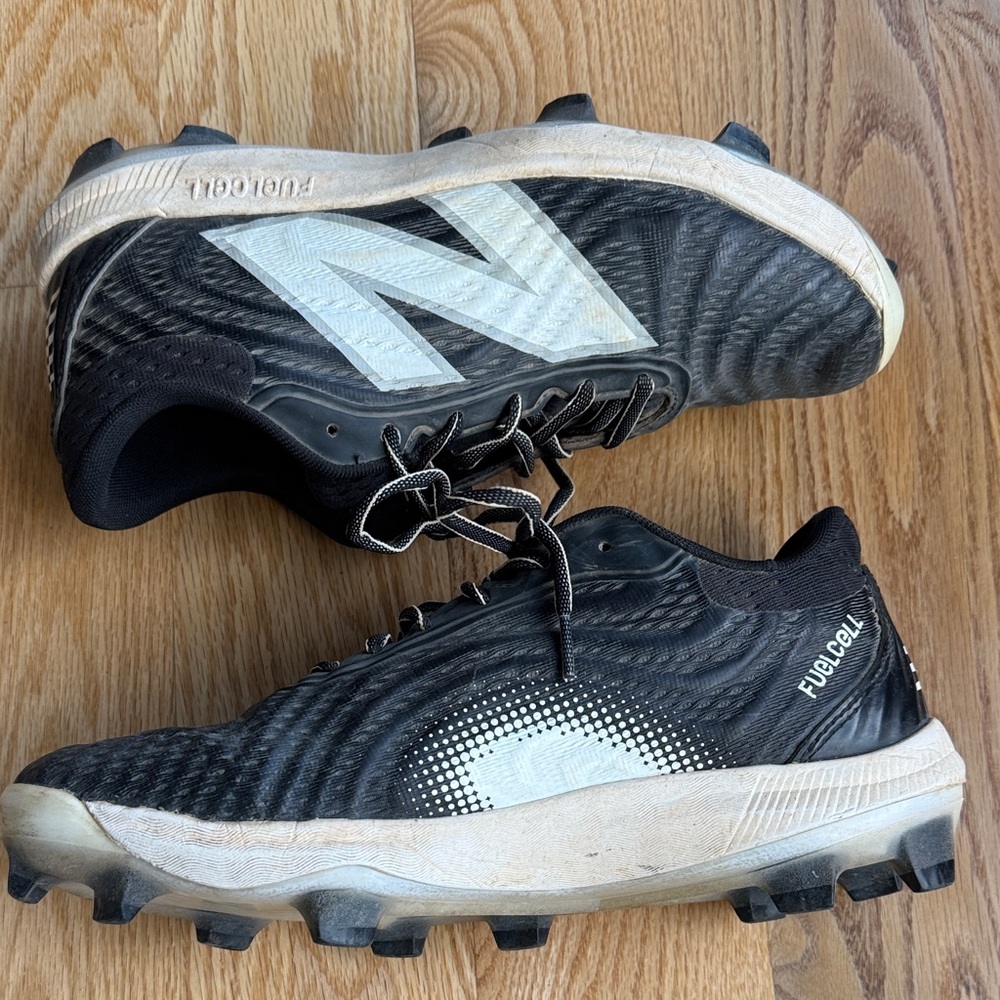 New Balance Black and White Men's baseball cleats